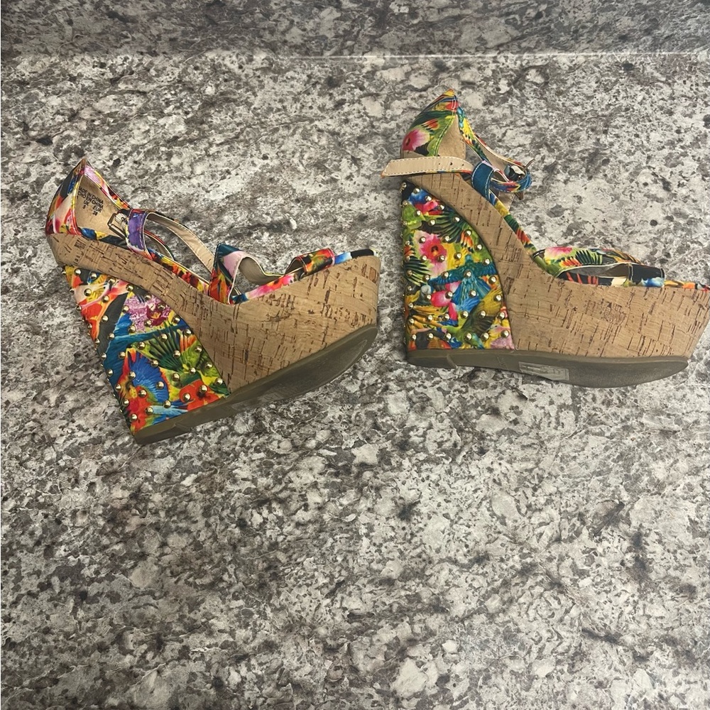 Shoe Dazzle Brown Wedge Shoes with Artistic Flair